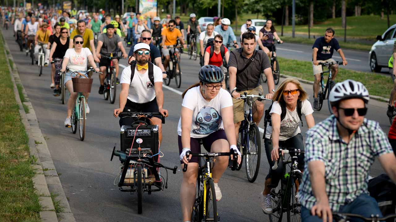 Stotine biciklista u Beogradu obeležilo Svetski dan bicikla